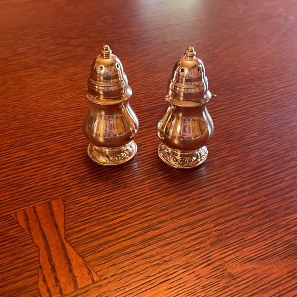Vintage Oneida Silver Plated Salt and Pepper Shakers - Picture 2 of 7